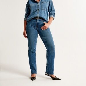 New Abercrombie Curve Love Mid Rise 90s Straight Jean. New with tags